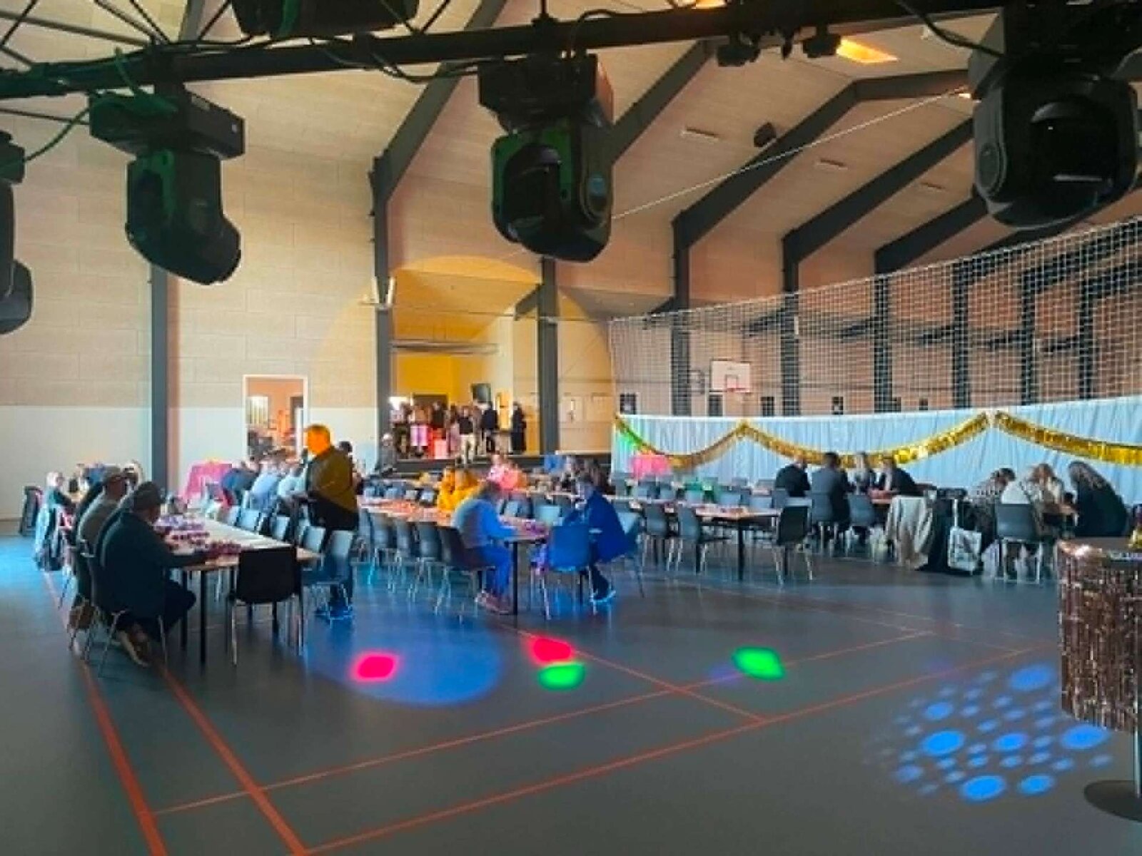 Fest Over Stevns Musikbanko 05 2026 – farverige spots på dansegulvet
